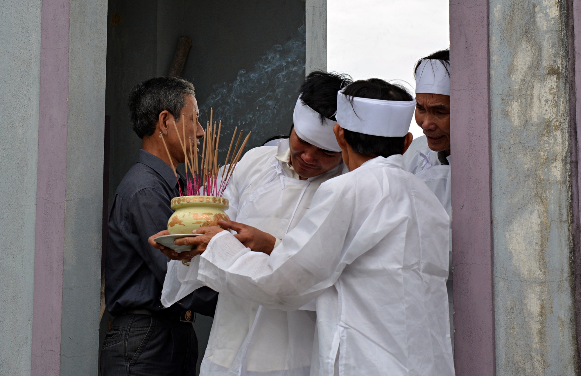 mơ thấy khăn tang màu trắng